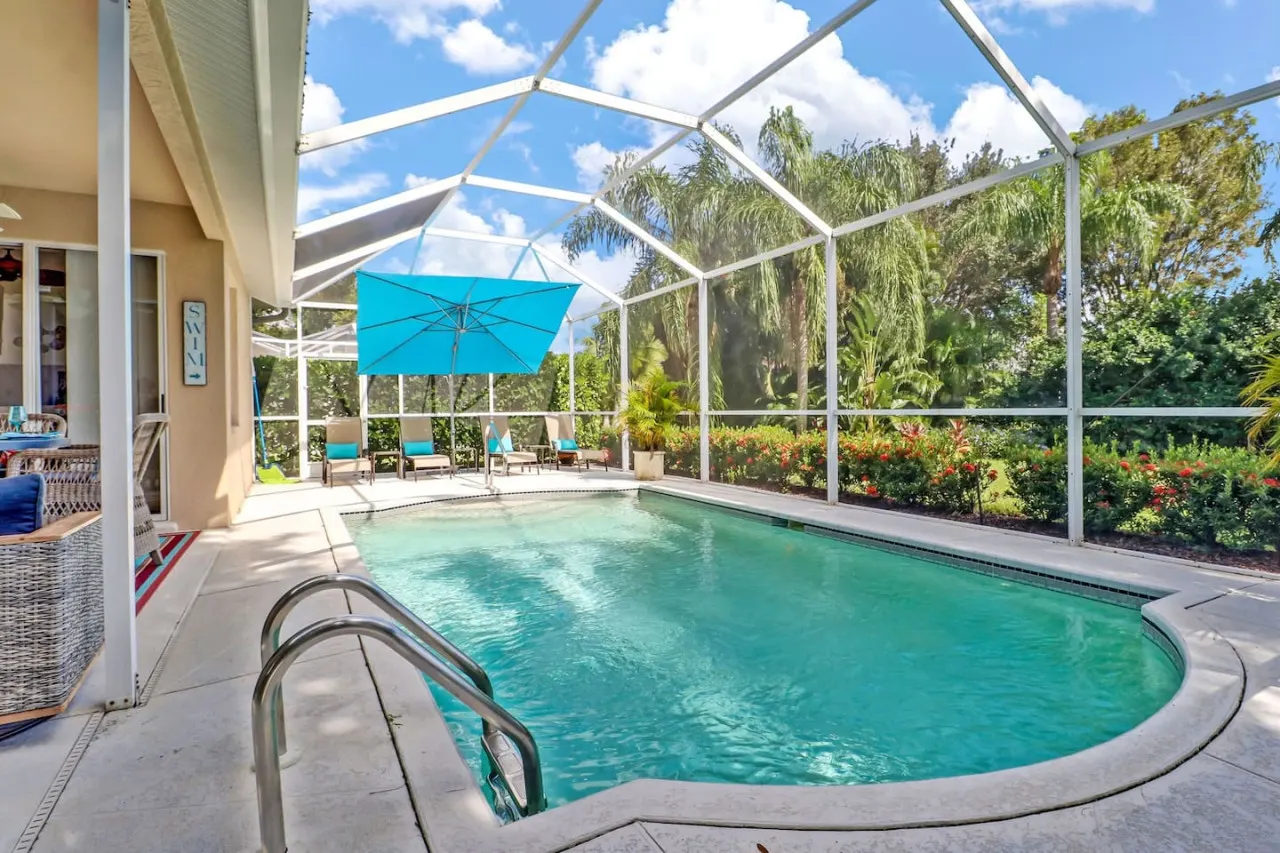Sunshine days! Stunning pool home. Gated community — photo 3