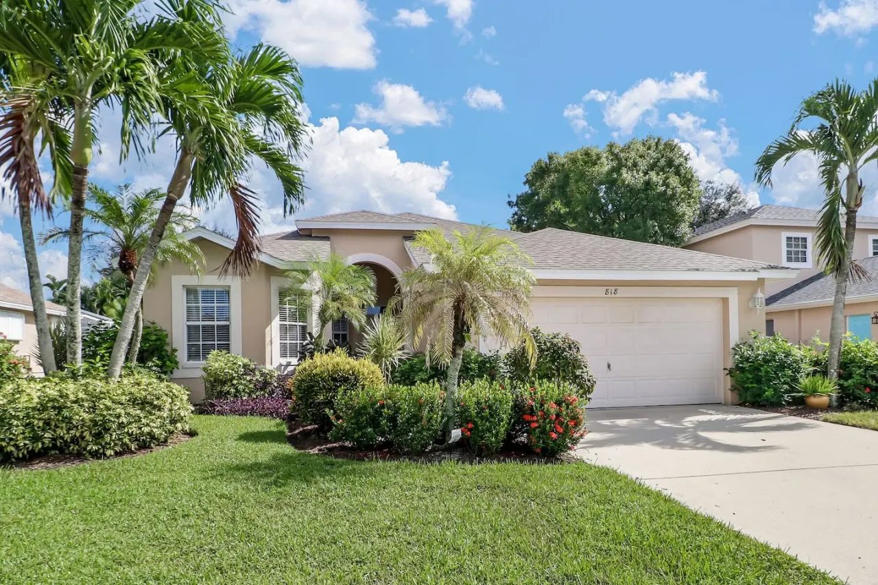 Sunshine days! Stunning pool home. Gated community 8