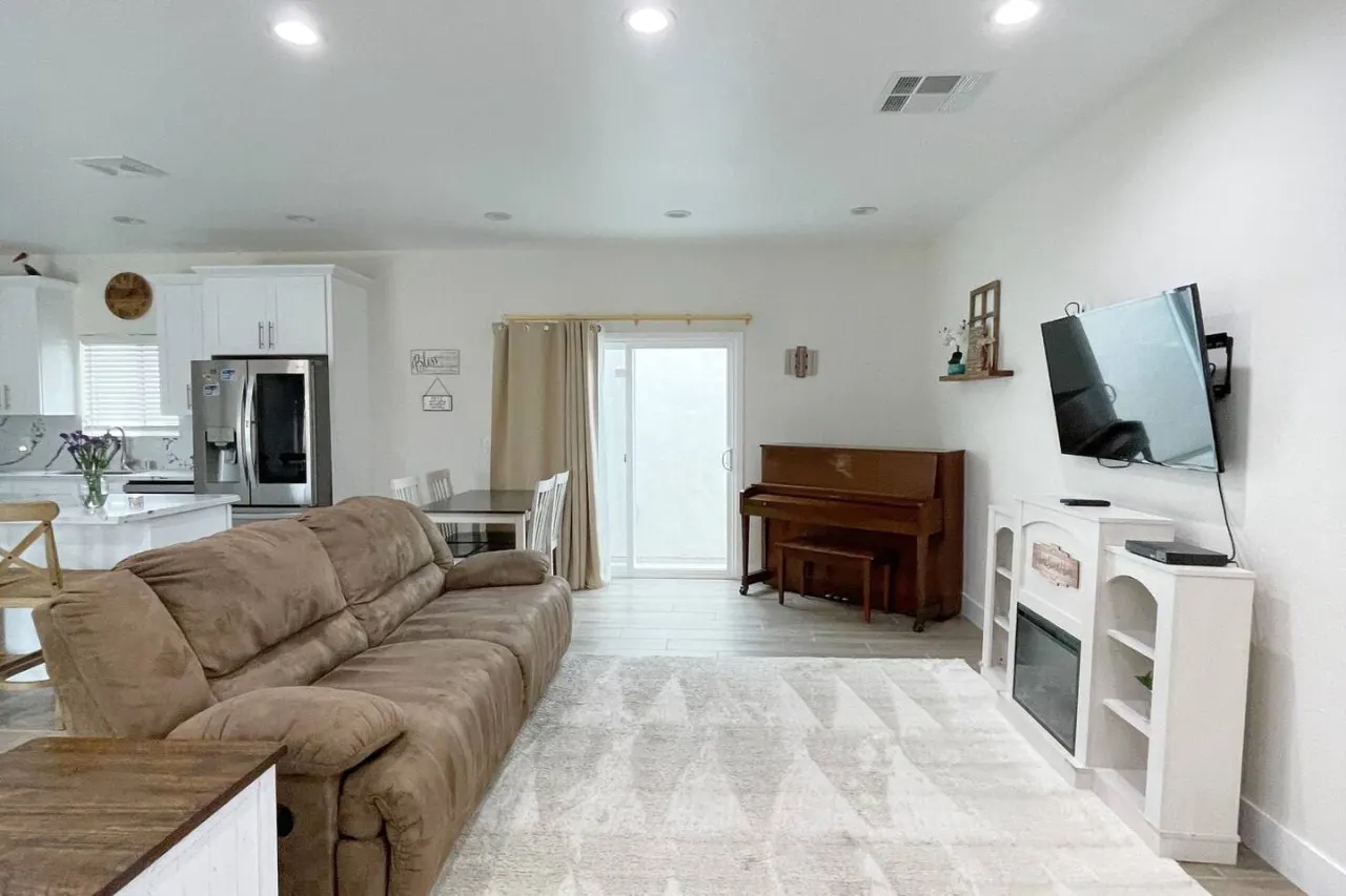 MidTerm Rental | 3Miles To Disney | 1.5Mile To UCI — photo 2