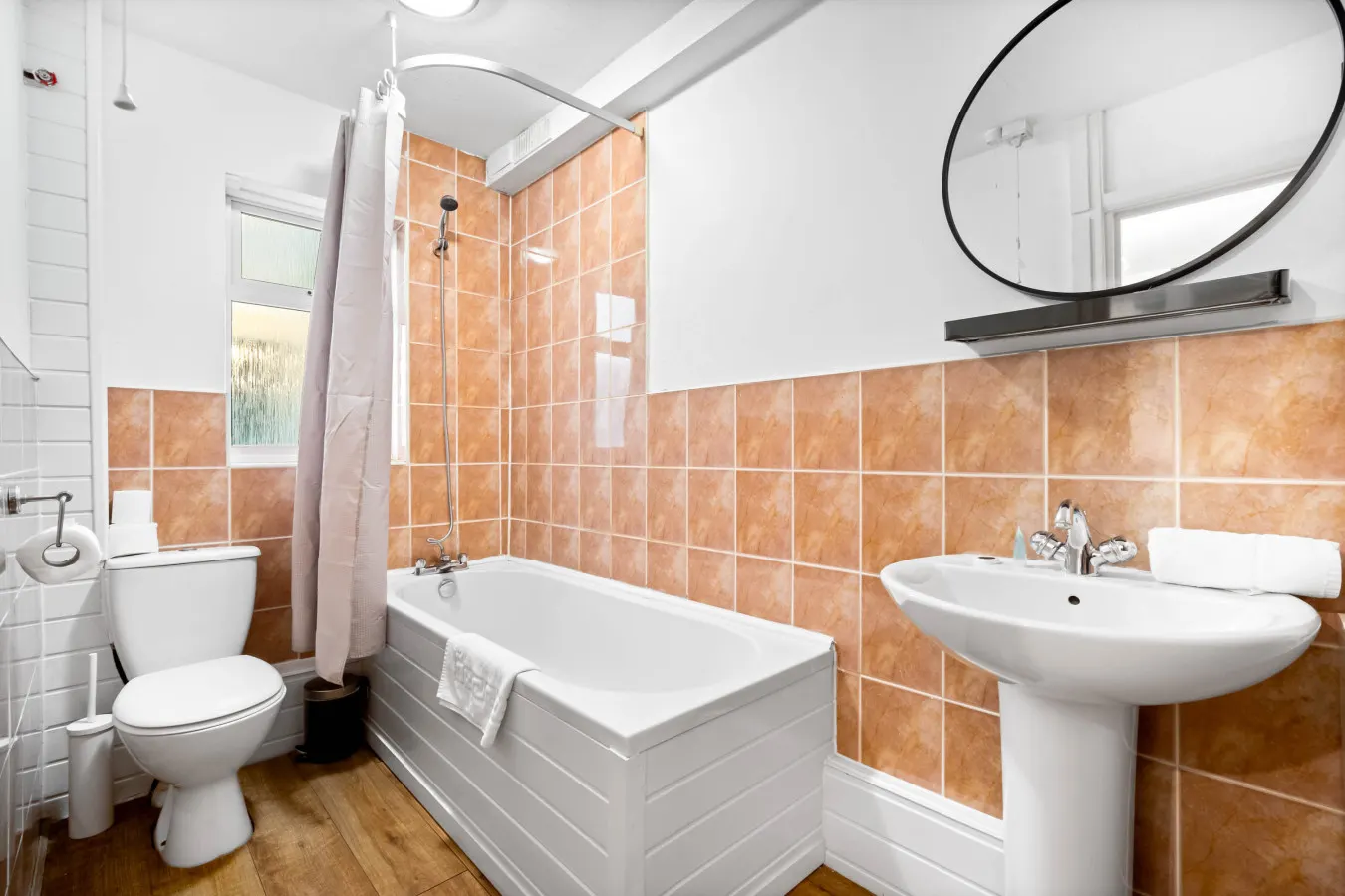 Three Bedroom House - Parking - Garden 9