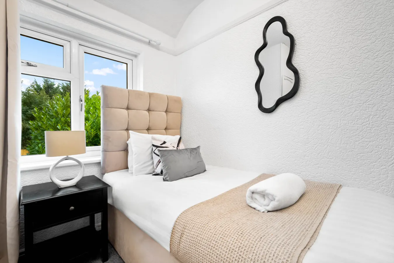 Three Bedroom House - Parking - Garden 19