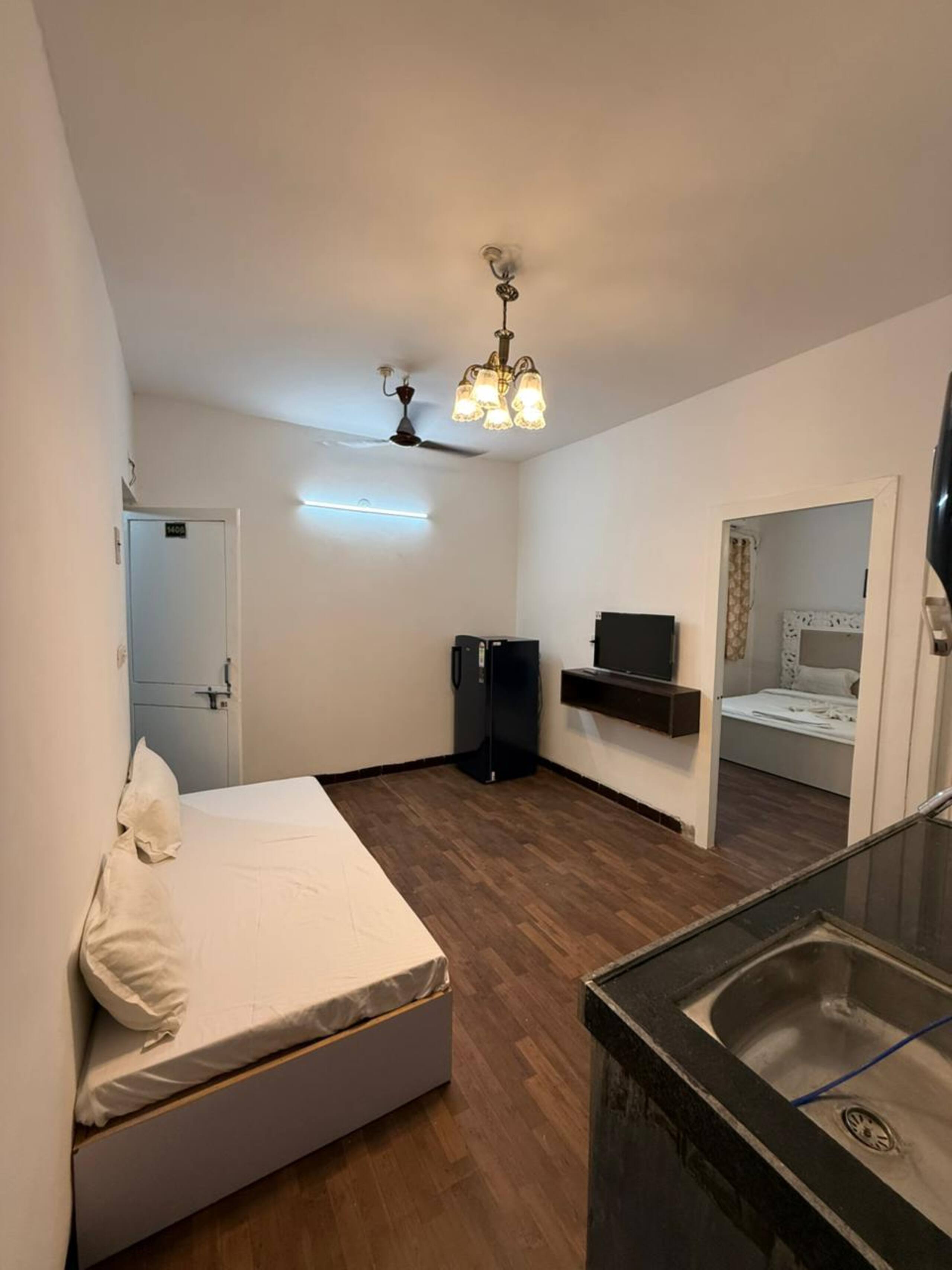 RoomzAway 2BHK NearBeach|WiFi|Kitchen|Parking 4