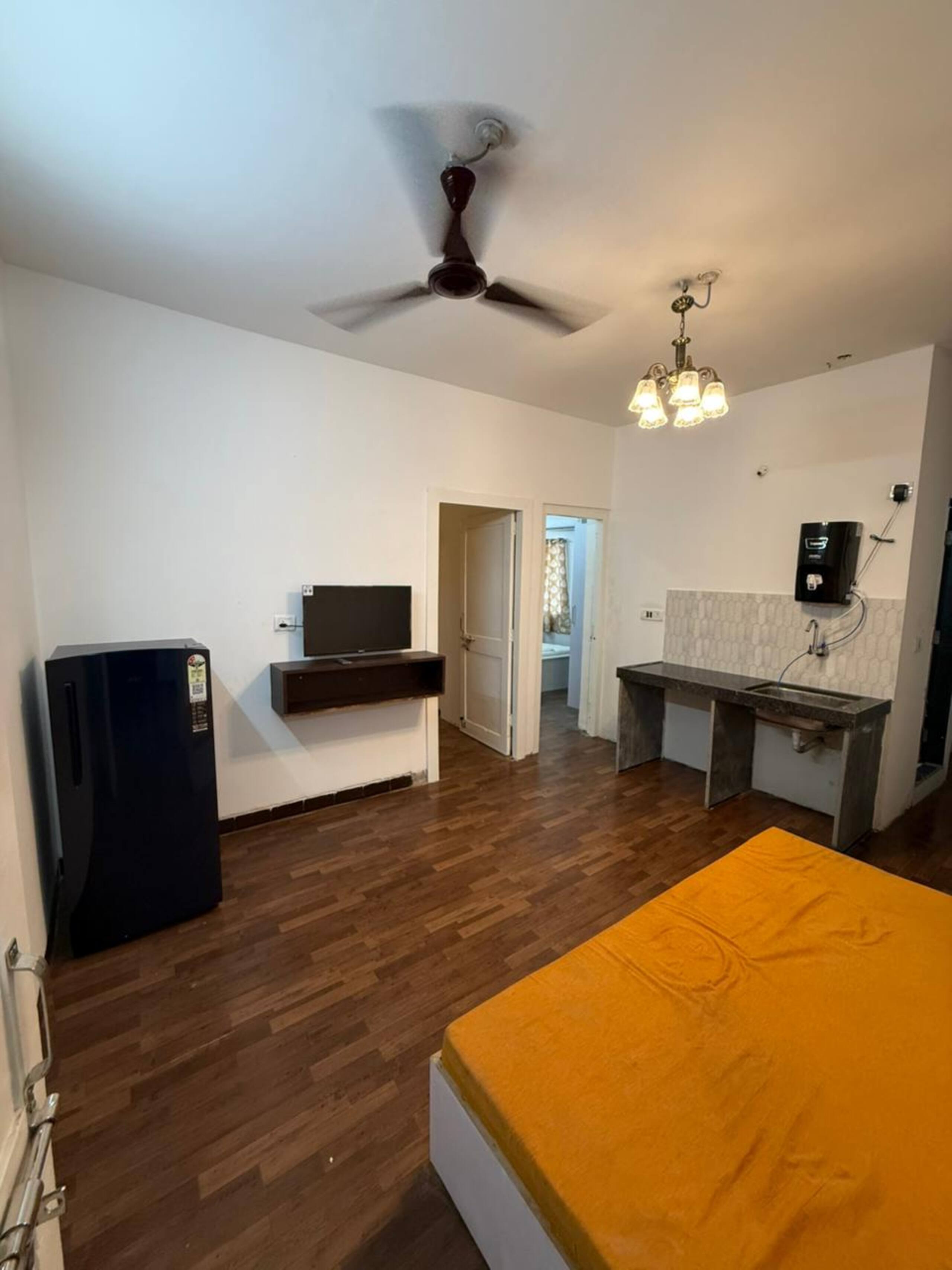 RoomzAway 2BHK NearBeach|WiFi|Kitchen|Parking 11