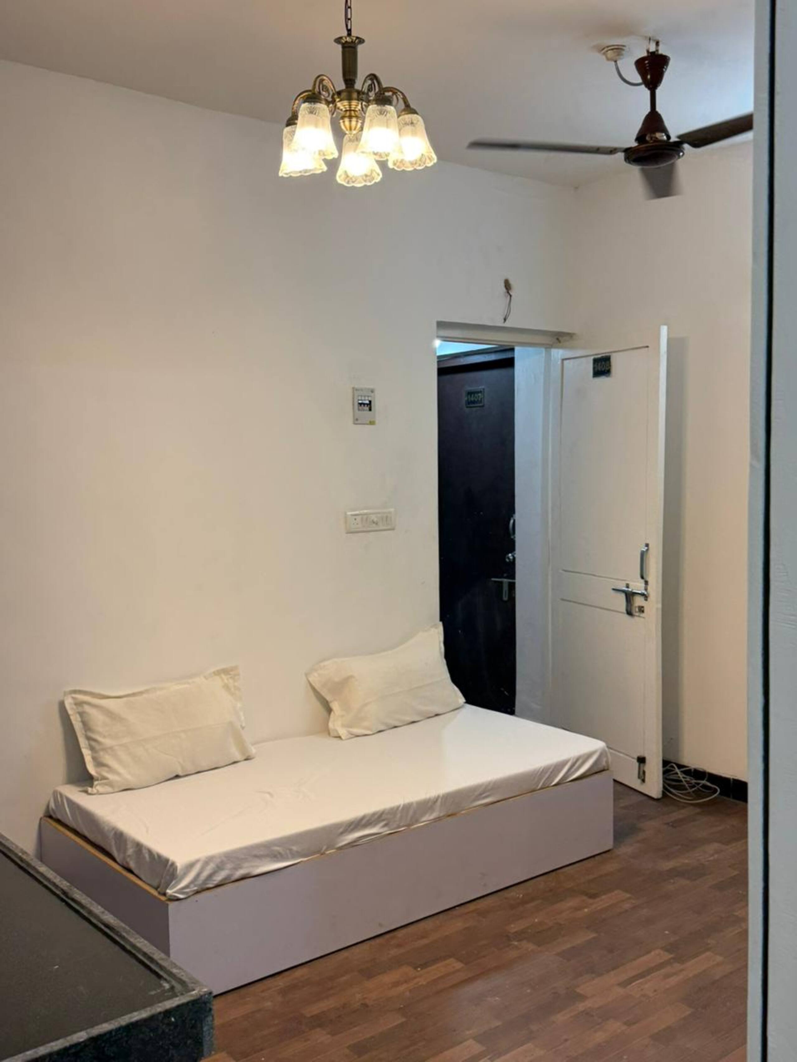 RoomzAway 2BHK NearBeach|WiFi|Kitchen|Parking 9