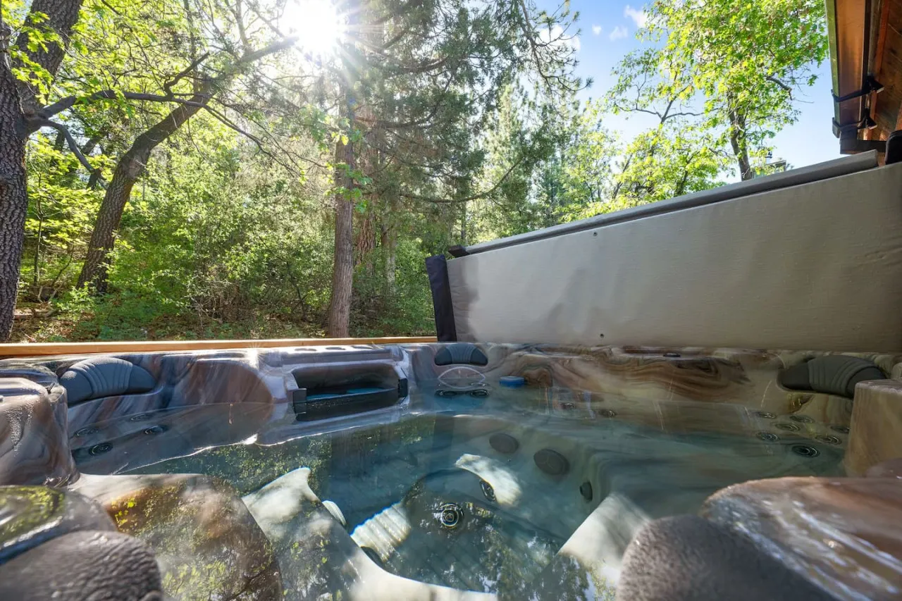 Peaceful Shady Bear, Hot Tub & Wood Fireplace