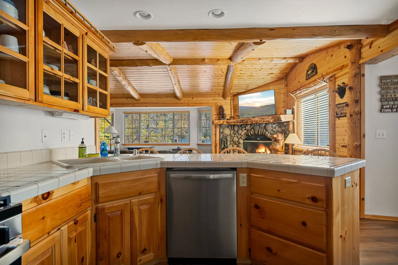 Peaceful Shady Bear, Hot Tub & Wood Fireplace 9
