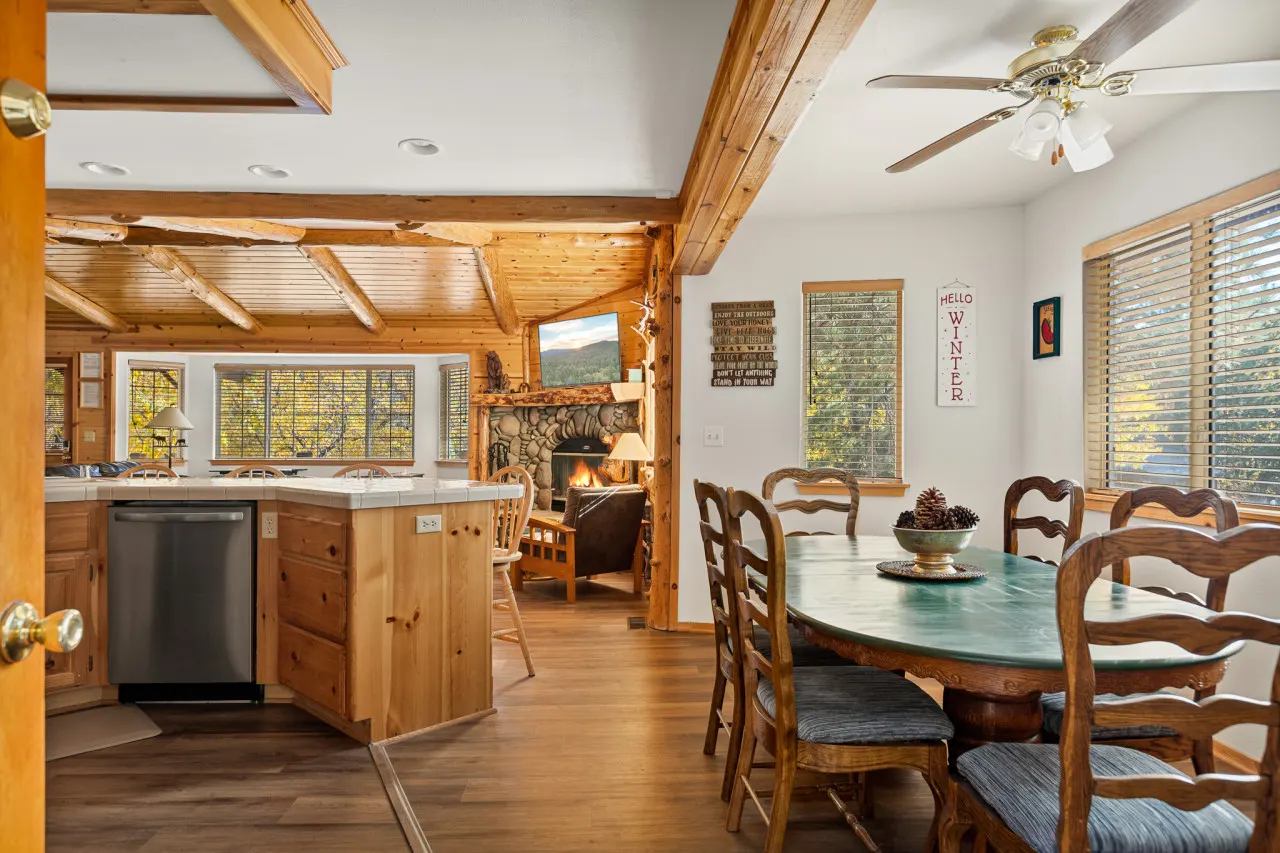 Peaceful Shady Bear, Hot Tub & Wood Fireplace 10
