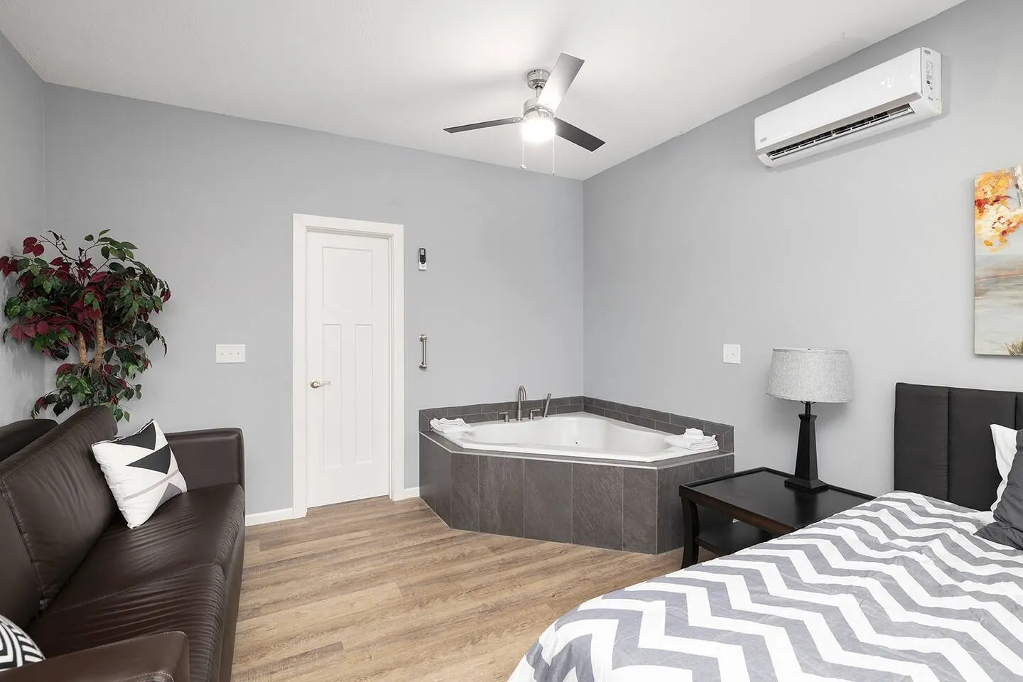 In Room Jacuzzi, 5 to Landing! Games, Pickleball! 12