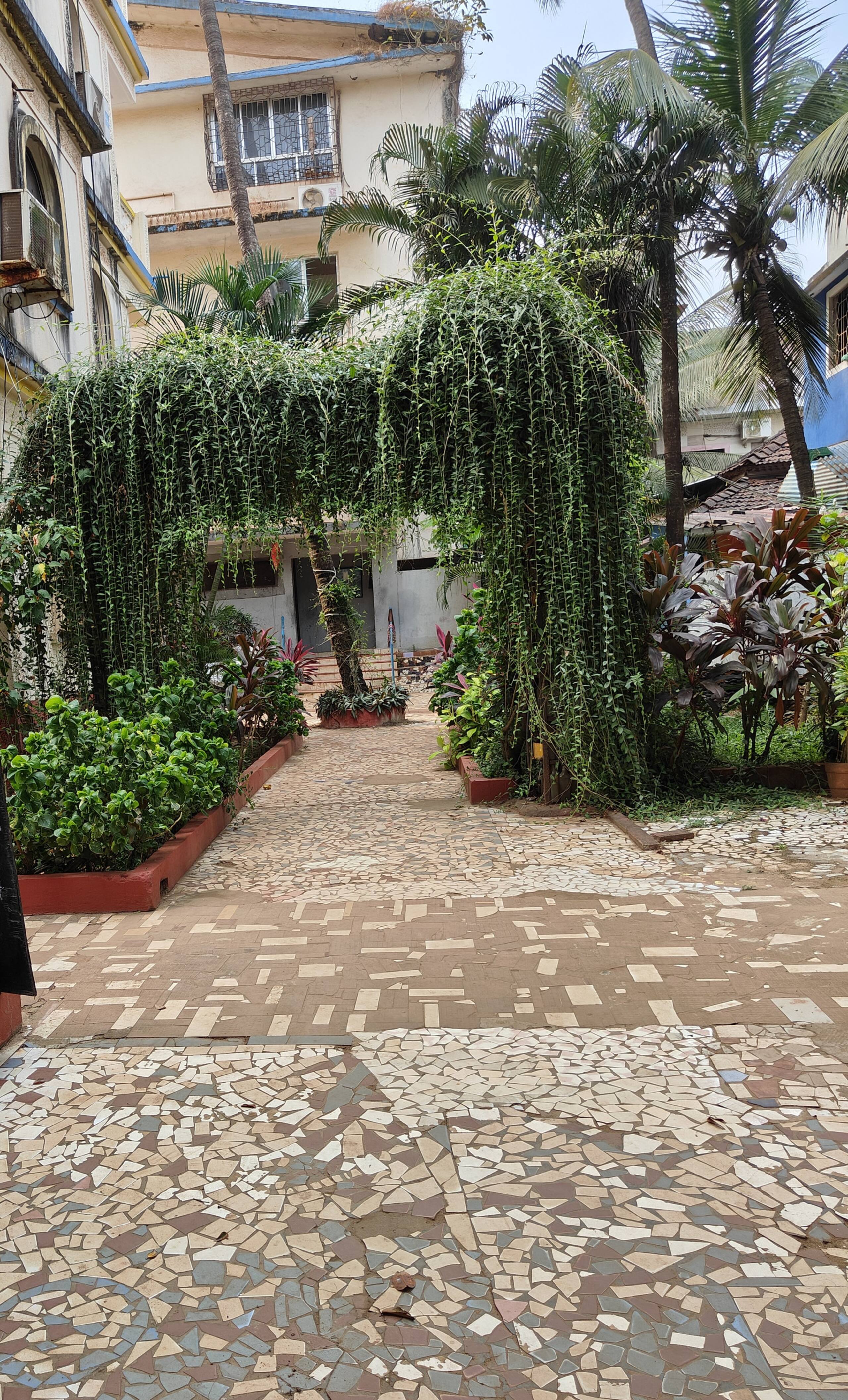 Laze-750 meters from Calangute Beach in a Resort 22