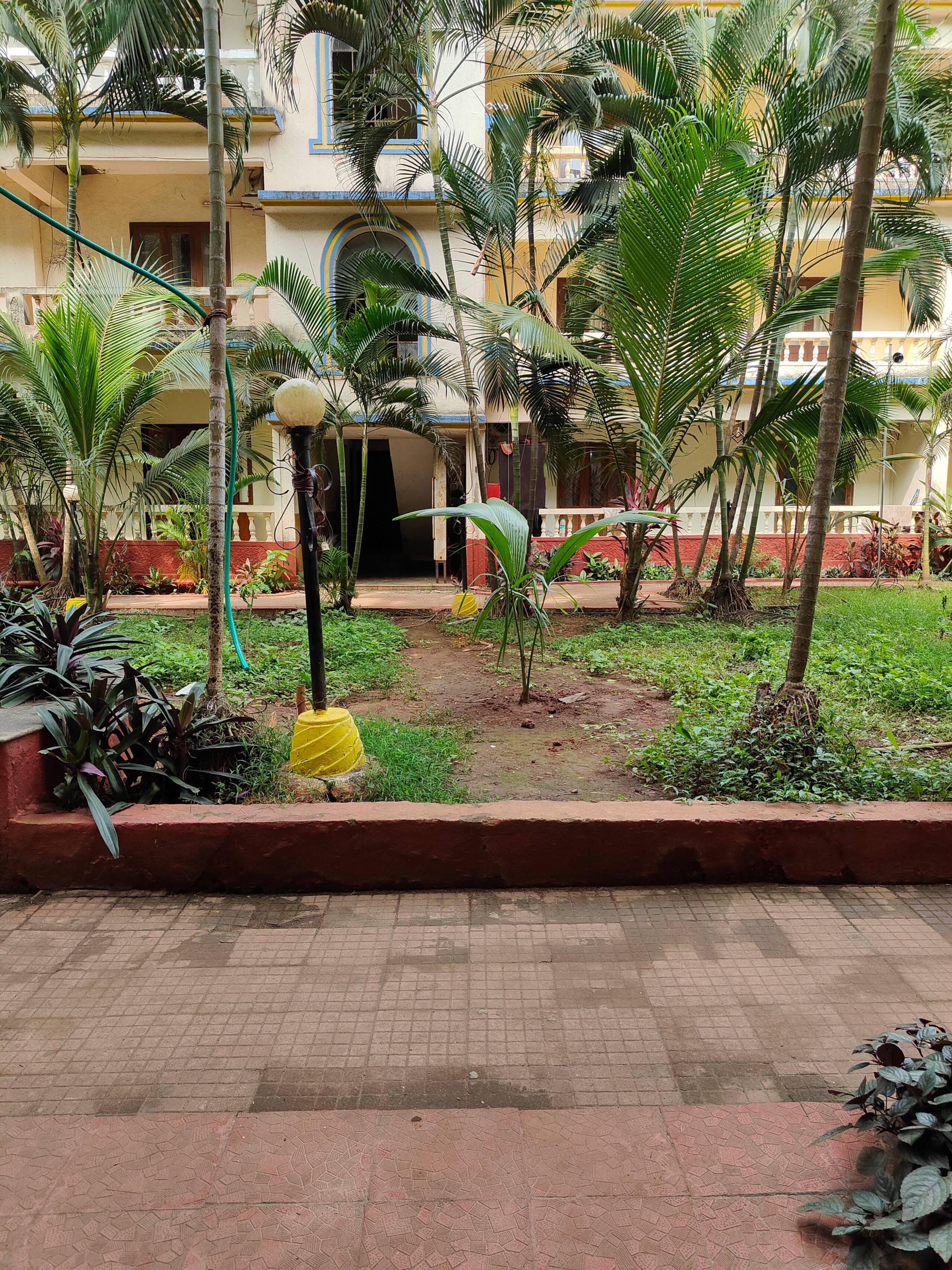 Laze-750 meters from Calangute Beach in a Resort 21