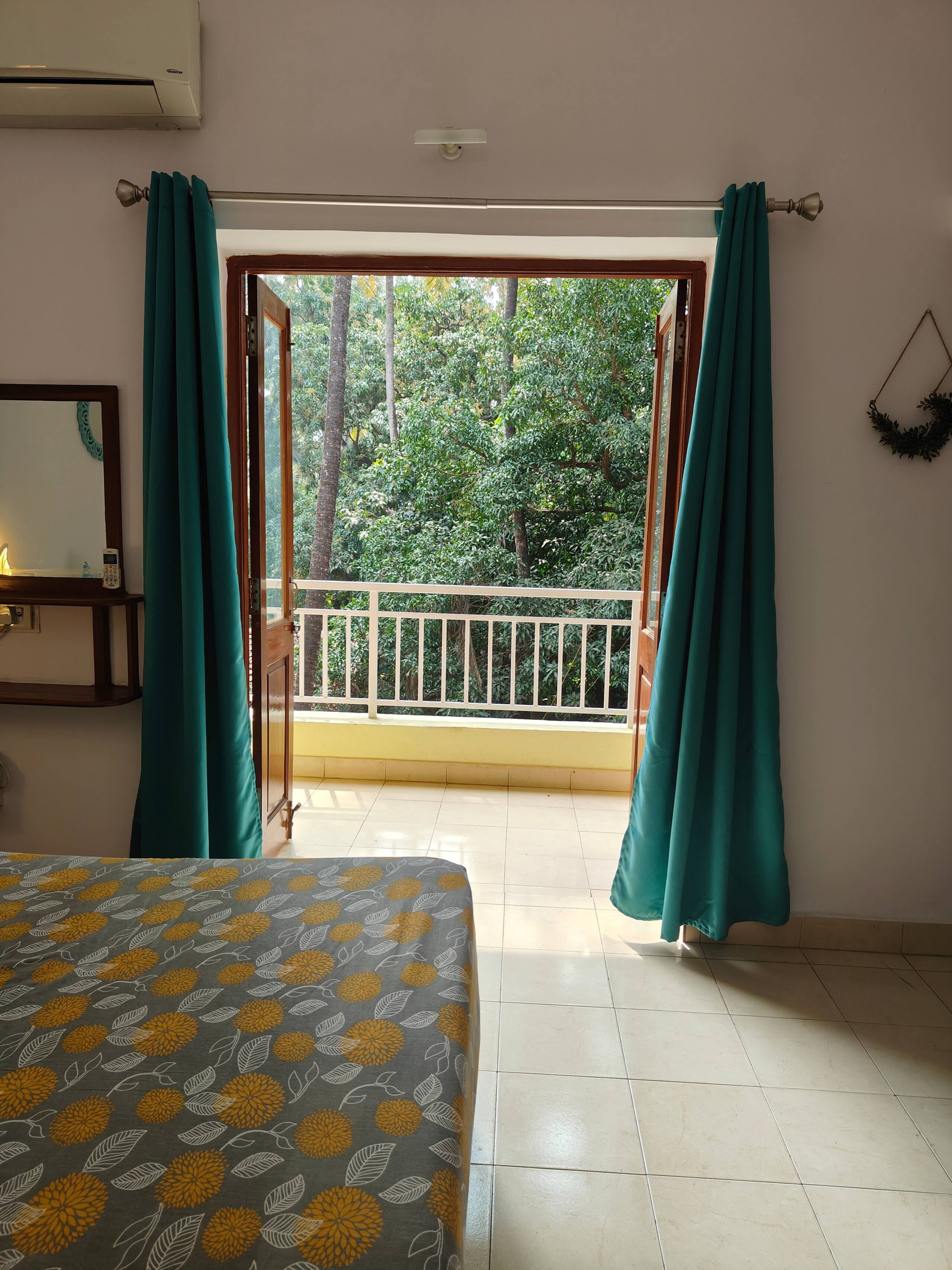 Laze-750 meters from Calangute Beach in a Resort 12