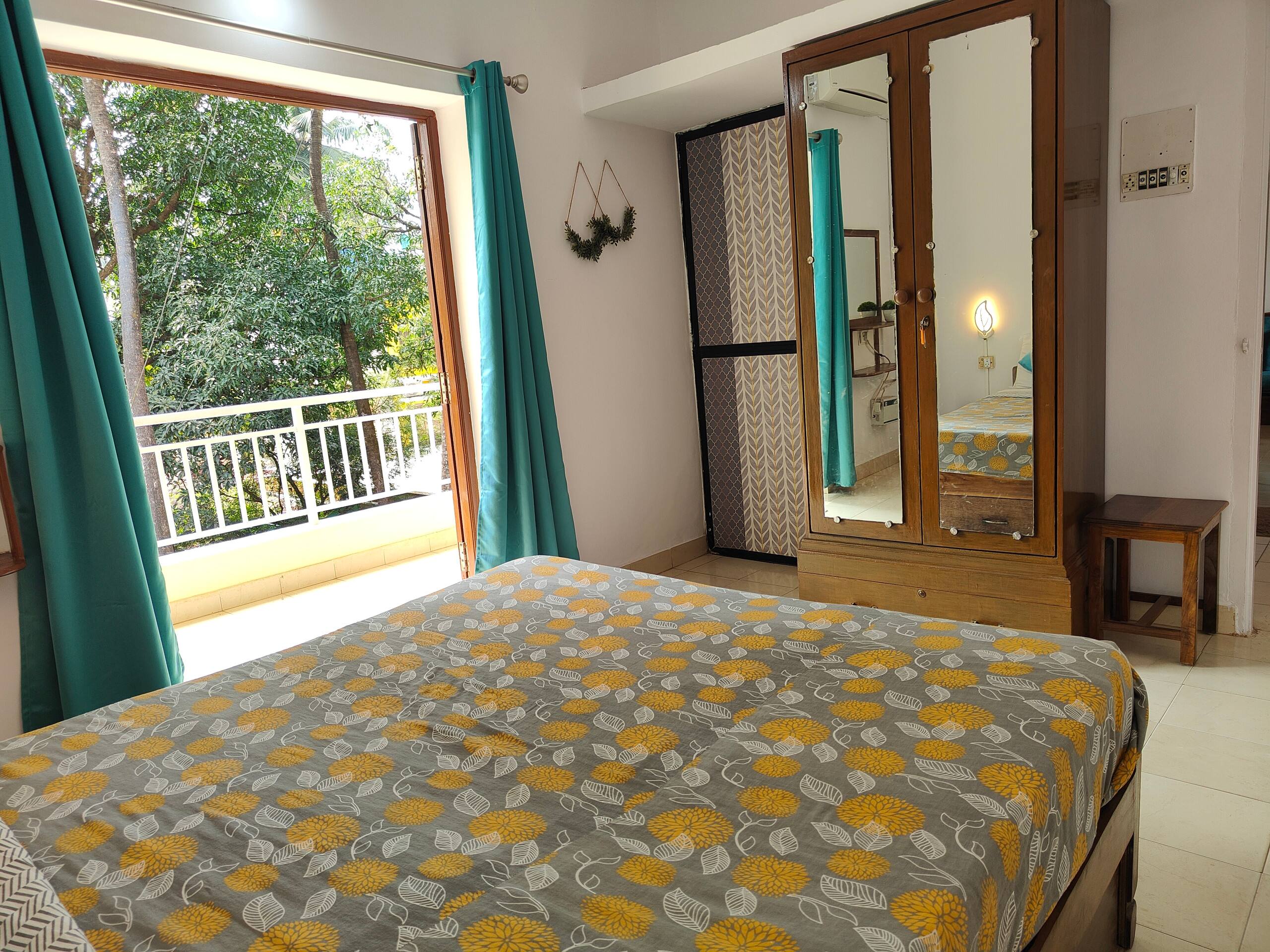 Laze-750 meters from Calangute Beach in a Resort 13