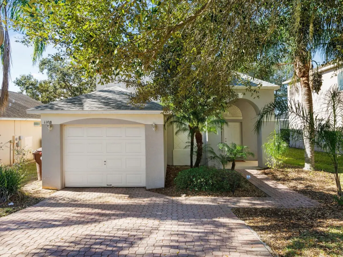 Lakefront 4-Bedroom Villa with Private Pool & Game Room – Between Disney & Legoland! 🏰🎡🌊