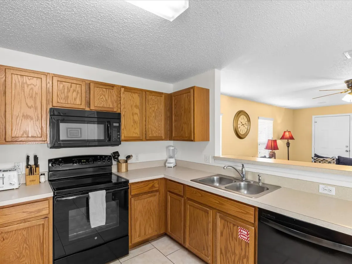 Lakefront 4-Bedroom Villa with Private Pool & Game Room – Between Disney & Legoland! 4