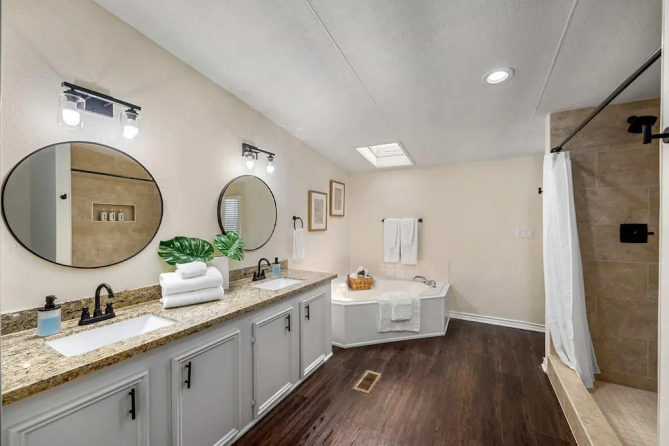 Accessible Conroe 3BR near Lake Conroe Sleeps 12, Fenced Yard 14