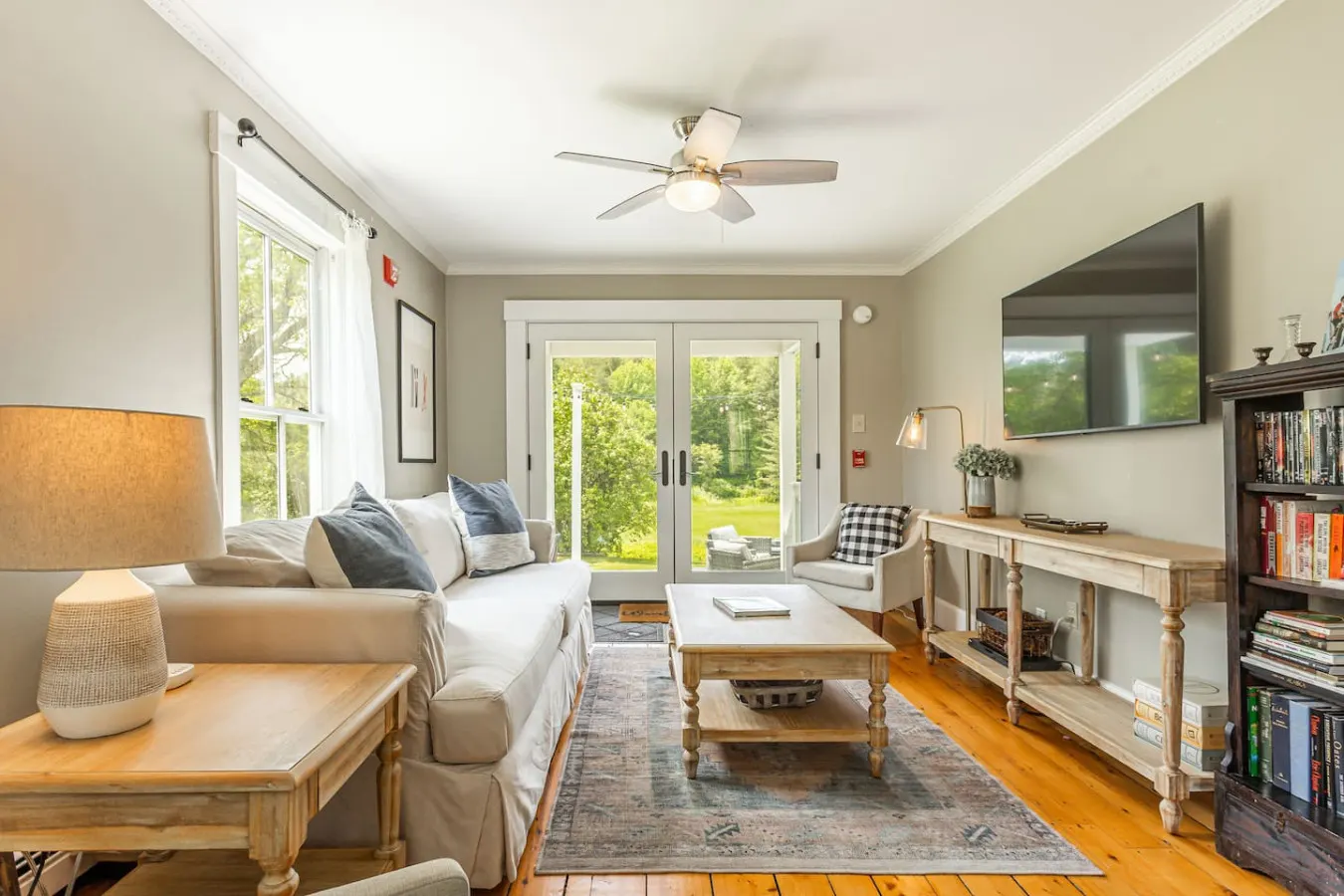 Riverfront Boutique Inn - Stunning Mountain Views 12