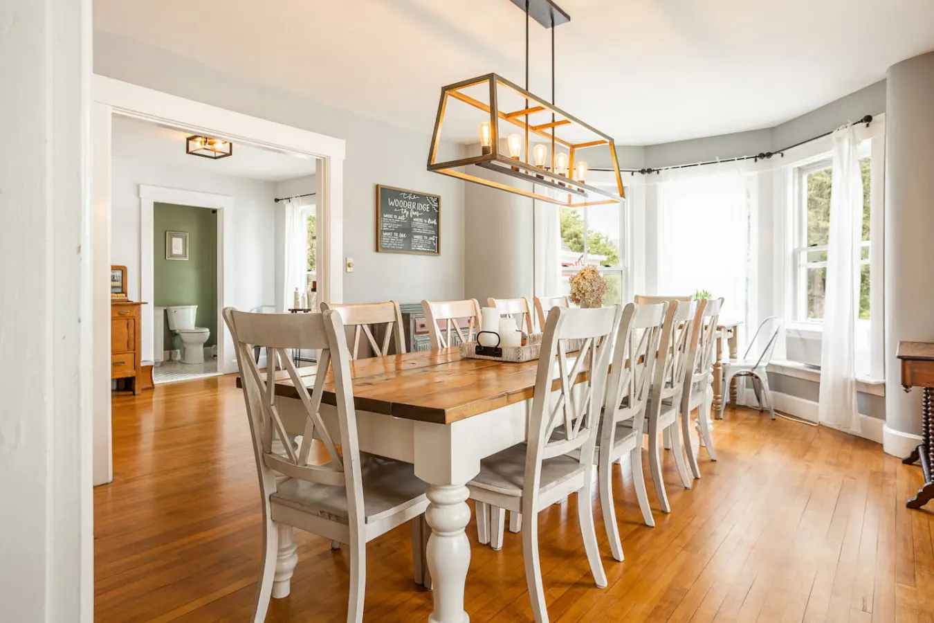 Riverfront Boutique Inn - Stunning Mountain Views 13