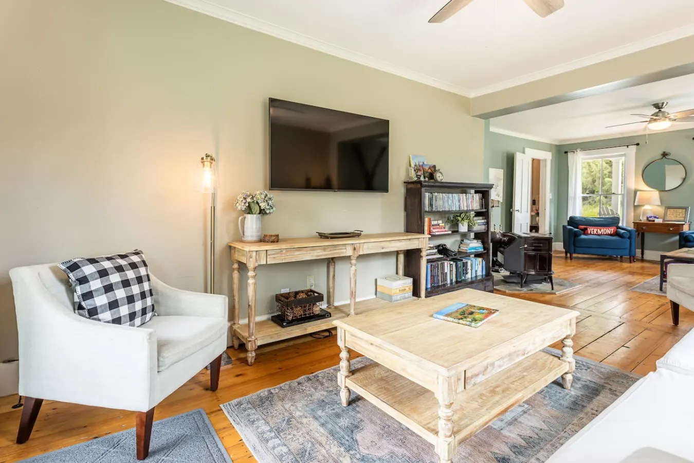 Riverfront Boutique Inn - Stunning Mountain Views 15