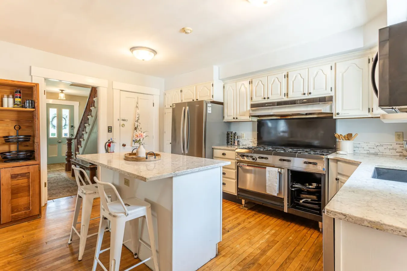 Riverfront Boutique Inn - Stunning Mountain Views 16