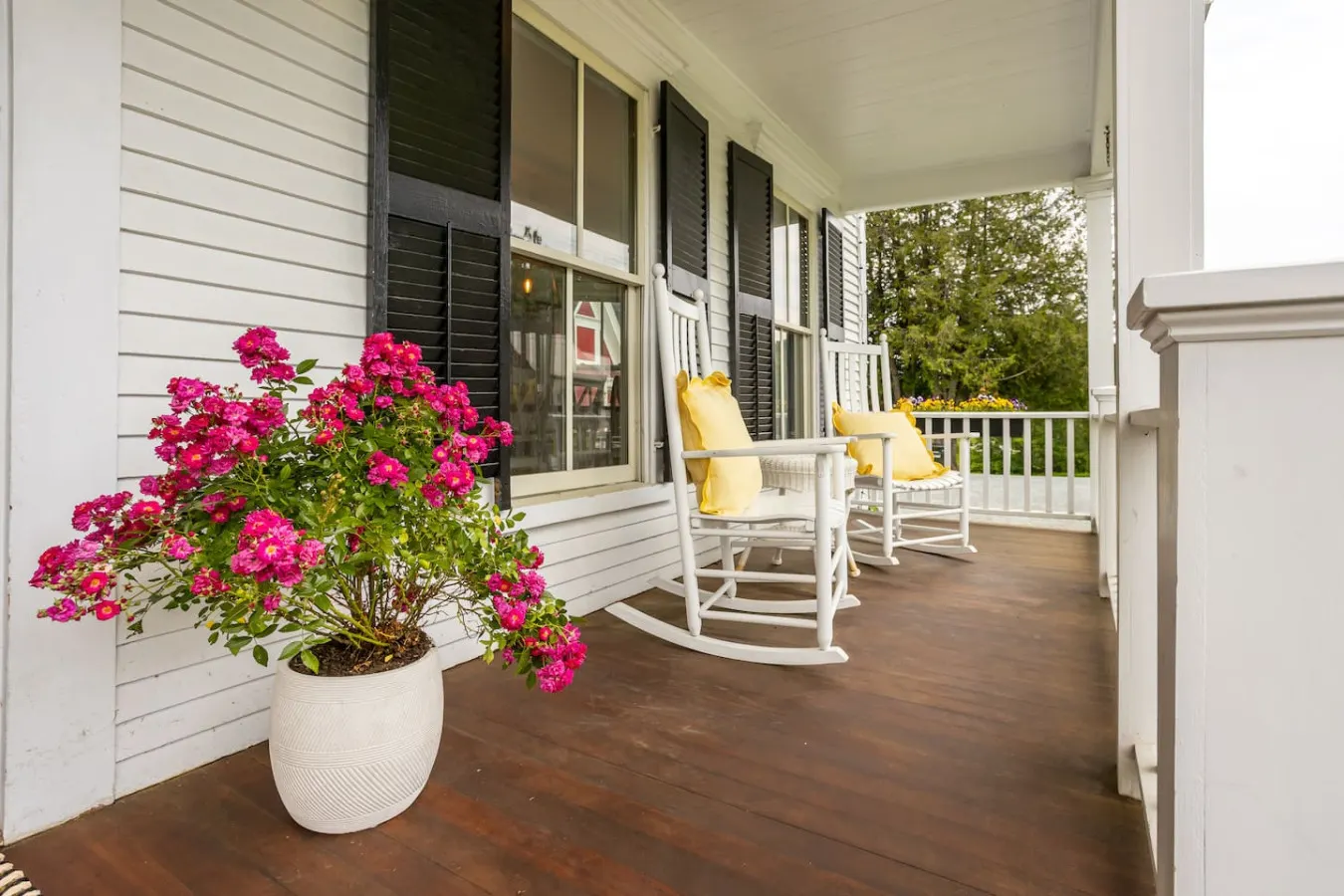Riverfront Boutique Inn - Stunning Mountain Views 20