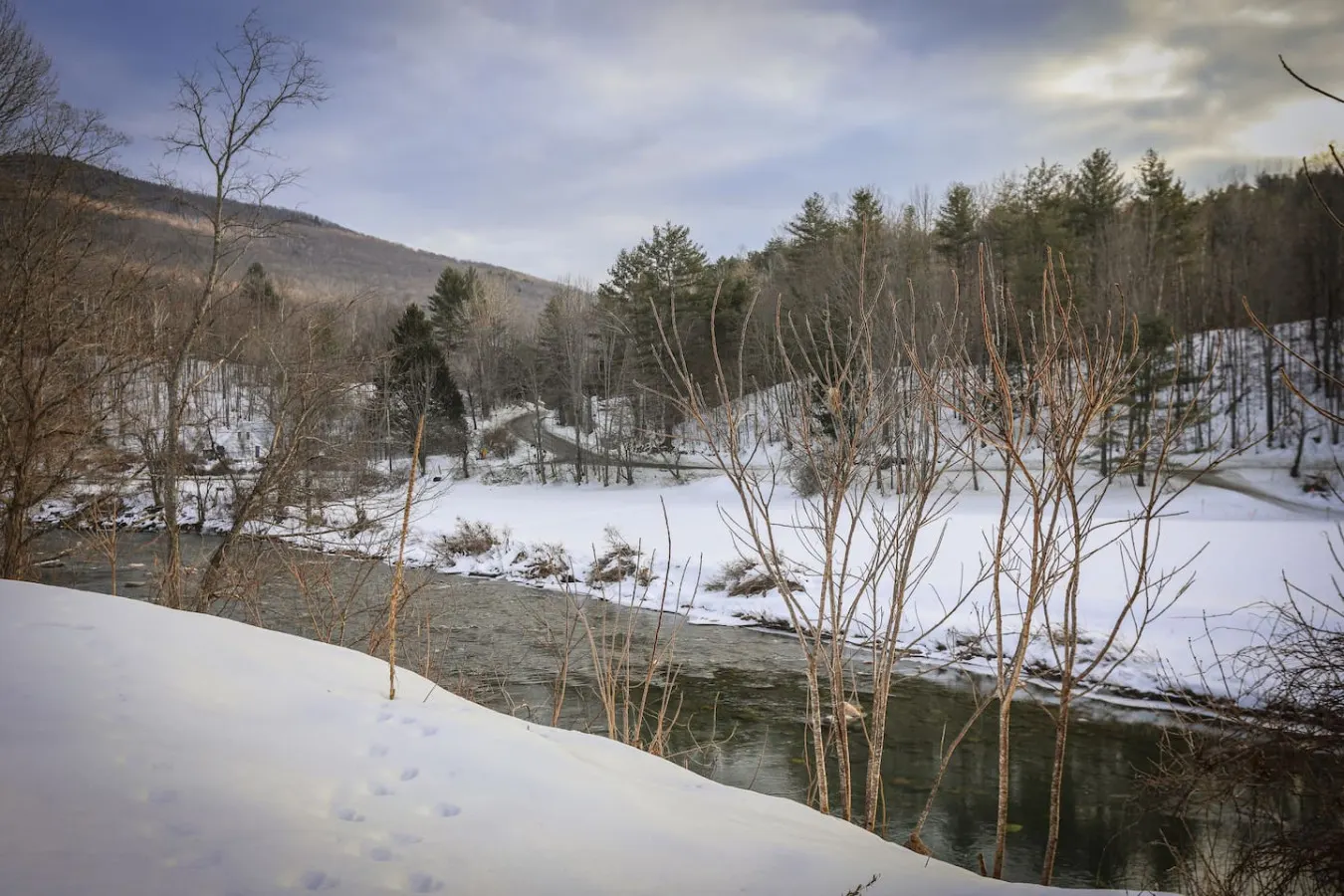 Riverfront Boutique Inn - Stunning Mountain Views 7