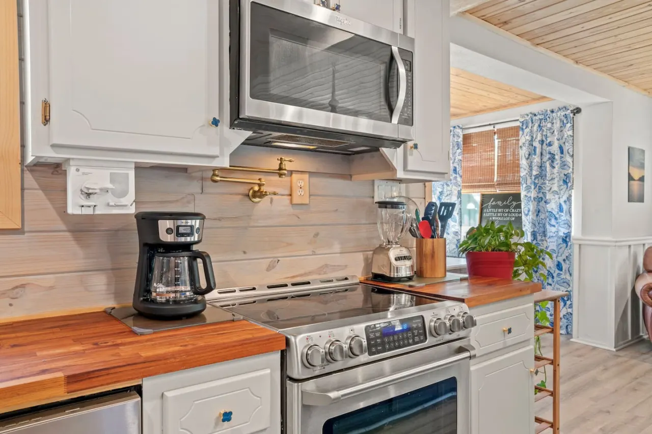 Lost Pearl Charming Historic Home w/ Private Beach Access 19