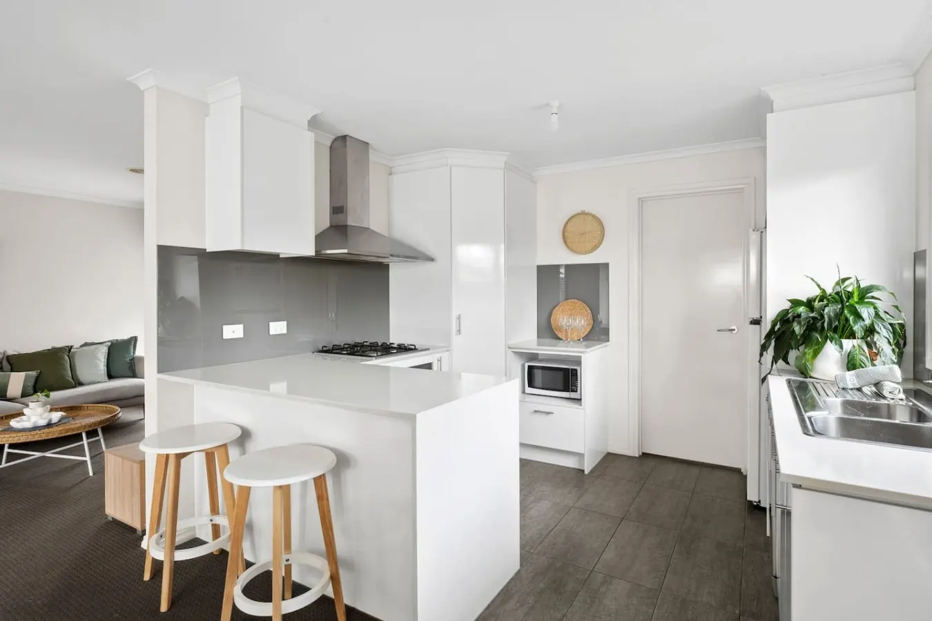 Geelong West 2BR | Garage | Near Pakington Street — photo 4