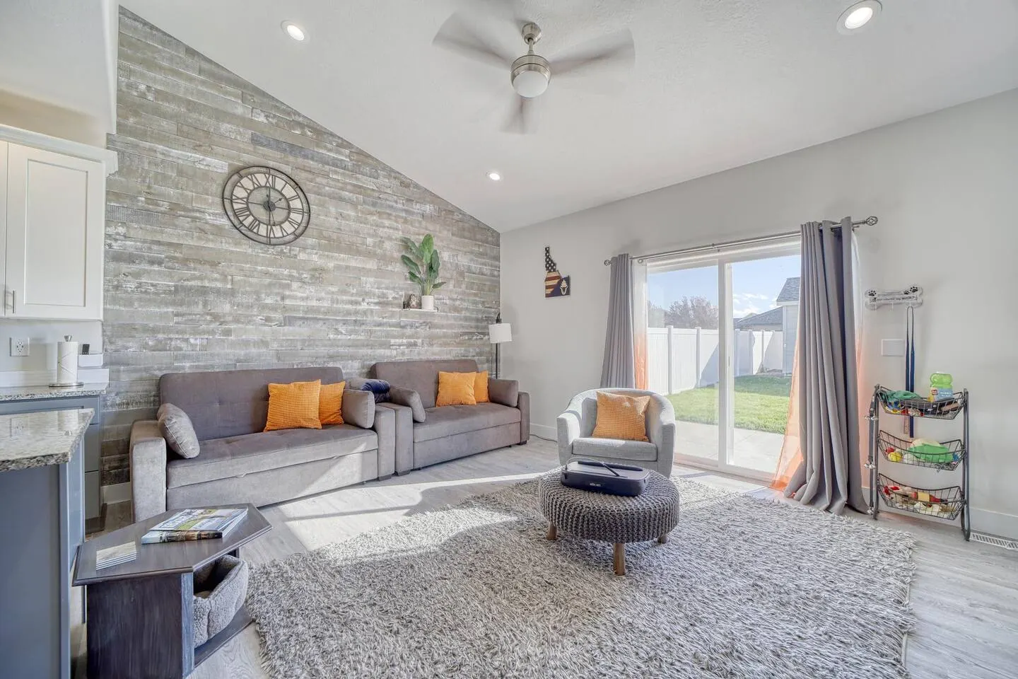 Jolly Rancher Suite King Bed Fenced Yard 17