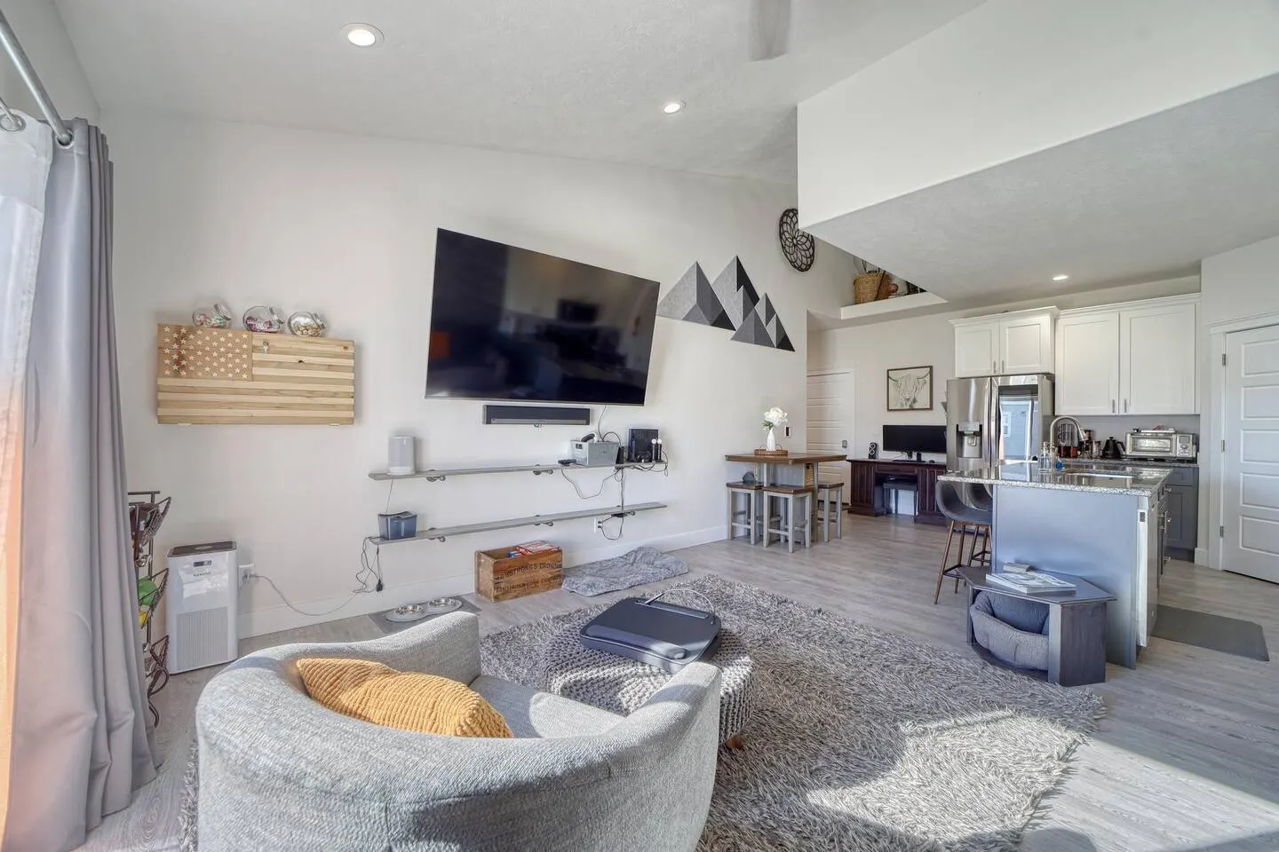 Jolly Rancher Suite | King Bed | Fenced Yard — photo 3