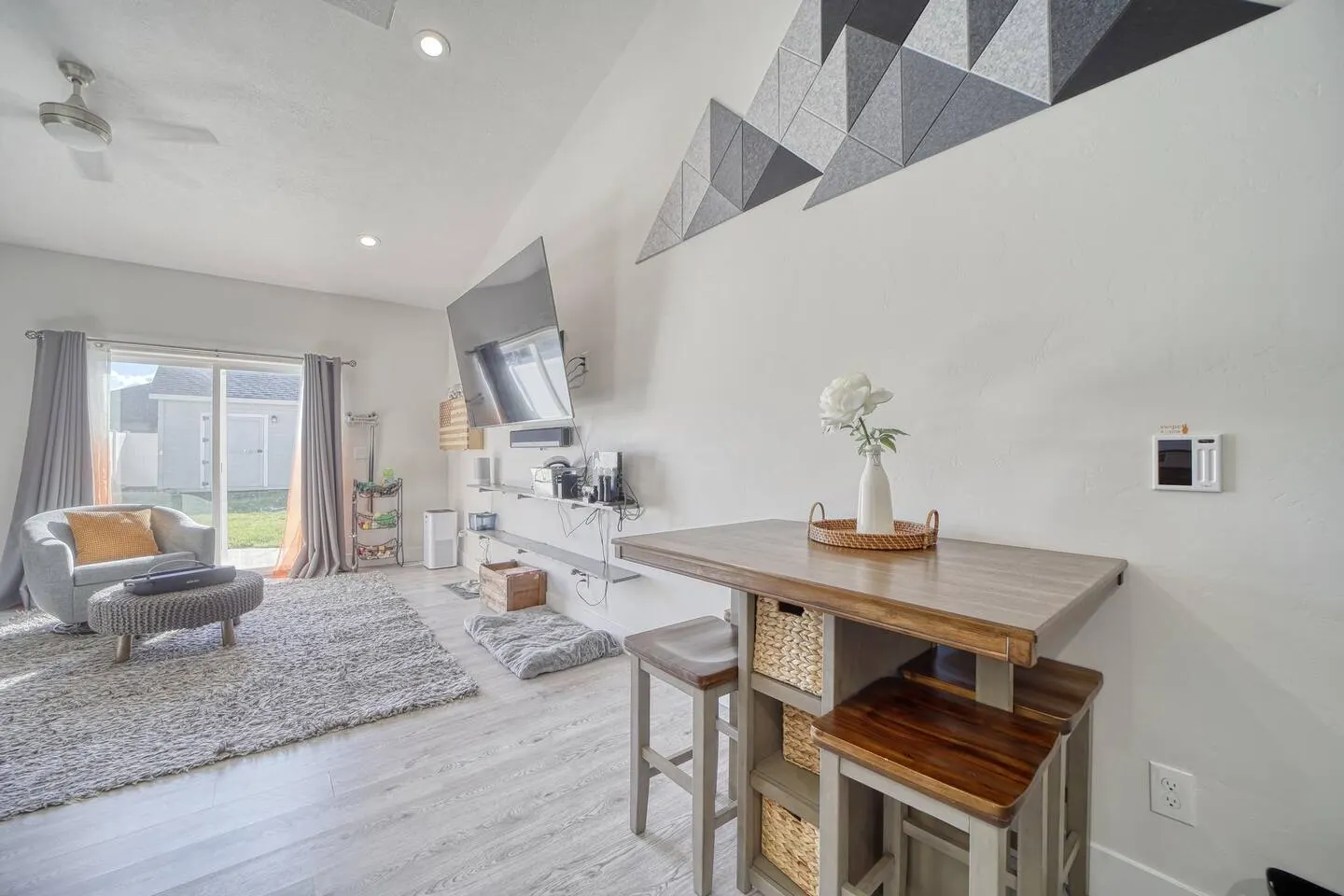 Jolly Rancher Suite | King Bed | Fenced Yard — photo 4
