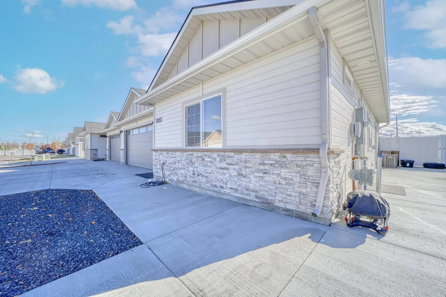 Jolly Rancher Suite | King Bed | Fenced Yard — photo 5