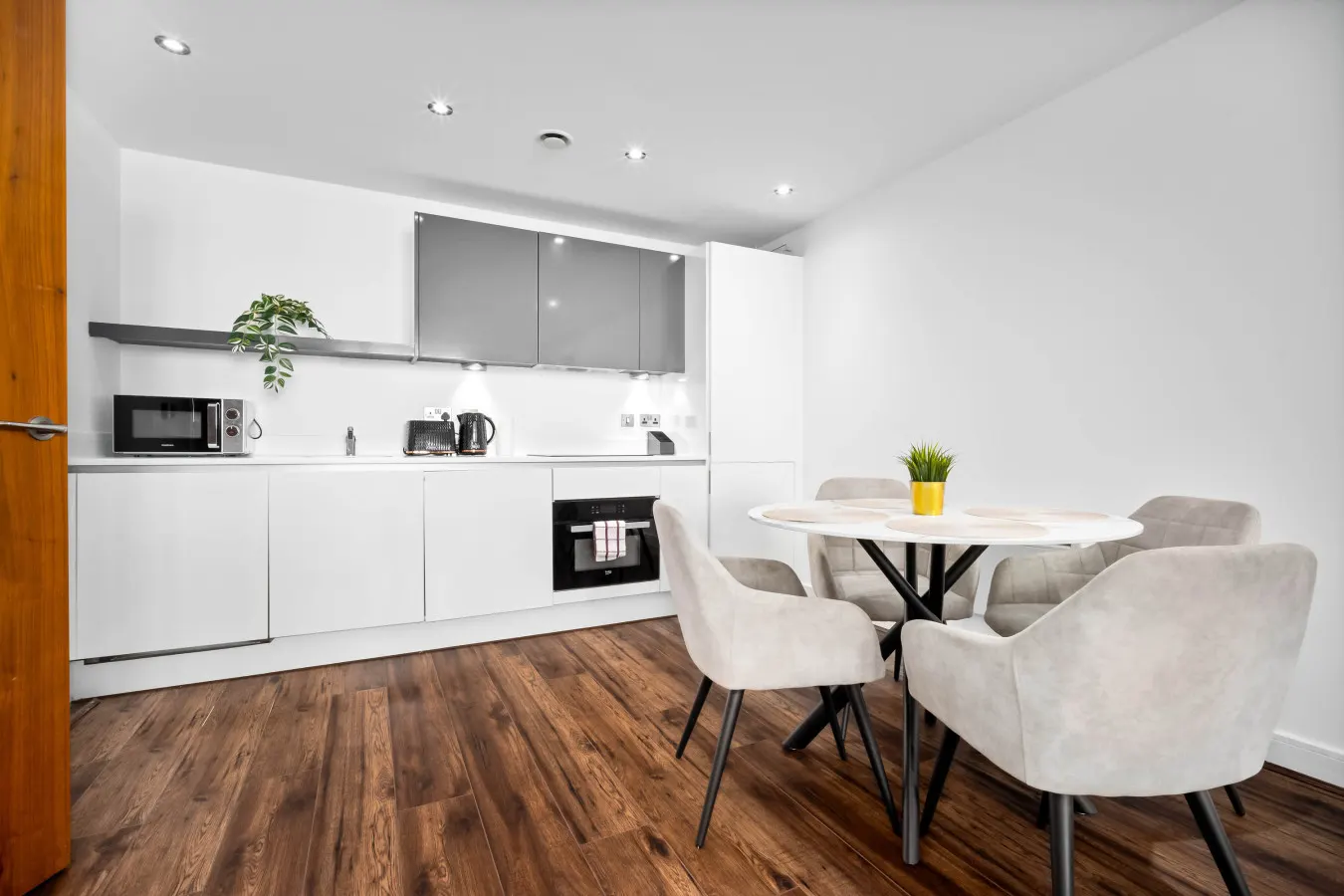 Stylish 2 Bedroom Apartment - City Centre - Netflix - Fast WiFi 3