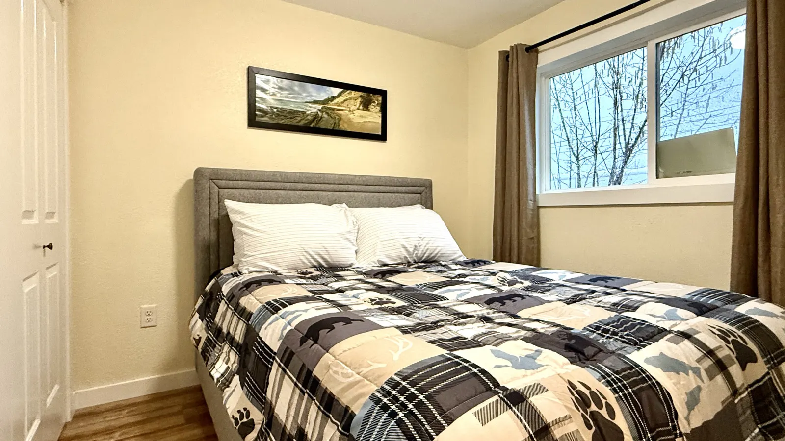 Eugene / Springfield Vacation Home 3 bedroom - 2 bath. Easy Access 10