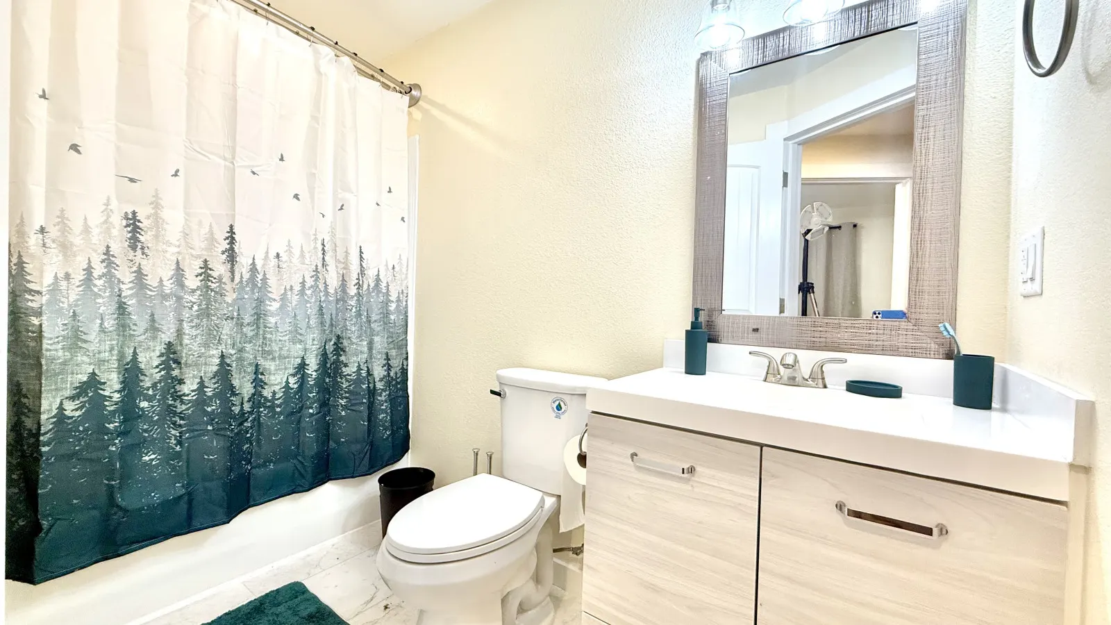 Eugene / Springfield Vacation Home 3 bedroom - 2 bath. Easy Access 11
