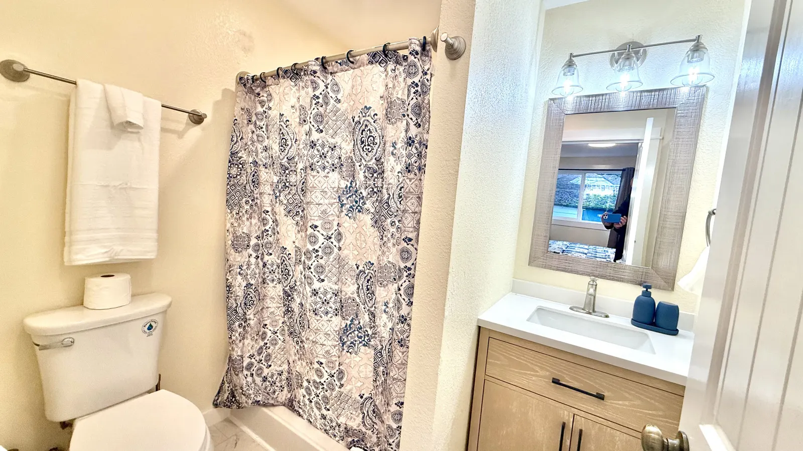Eugene / Springfield Vacation Home 3 bedroom - 2 bath. Easy Access 15