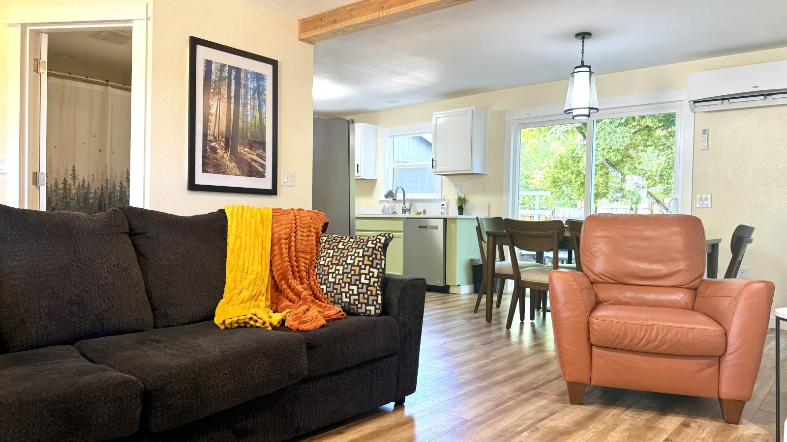 Eugene / Springfield Vacation Home 3 bedroom - 2 bath. Easy Access 4