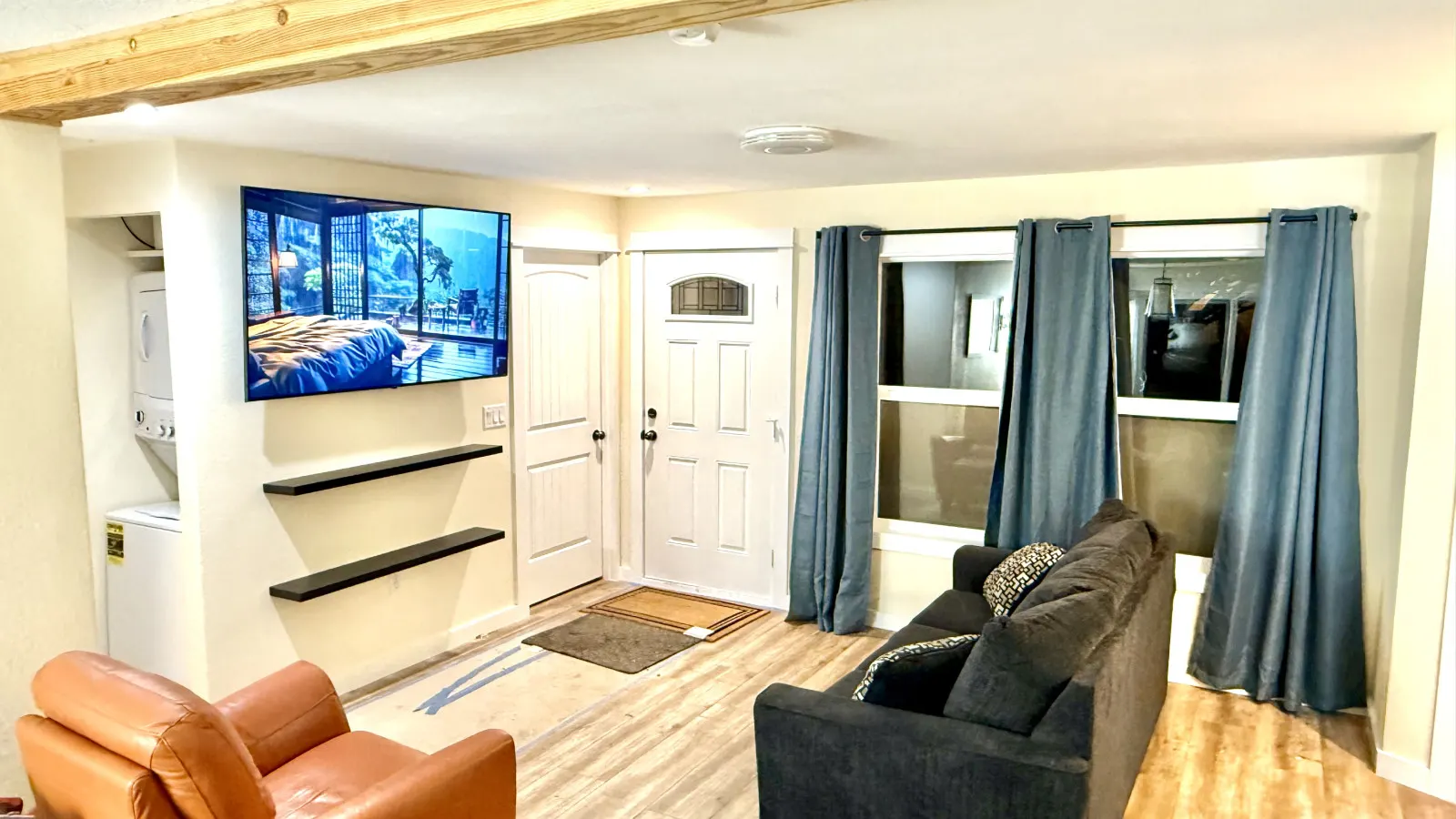 Eugene / Springfield Vacation Home 3 bedroom - 2 bath. Easy Access 6