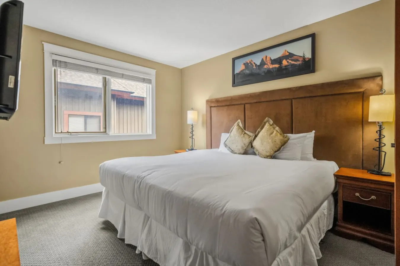 Stylish Rockies Escape King Suite, Patio 7