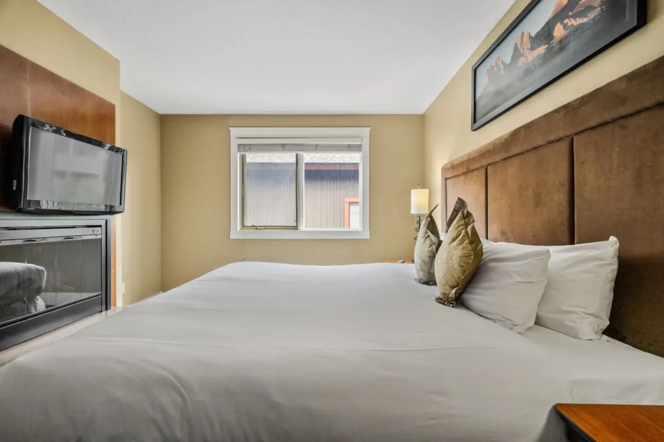 Stylish Rockies Escape King Suite, Patio 8