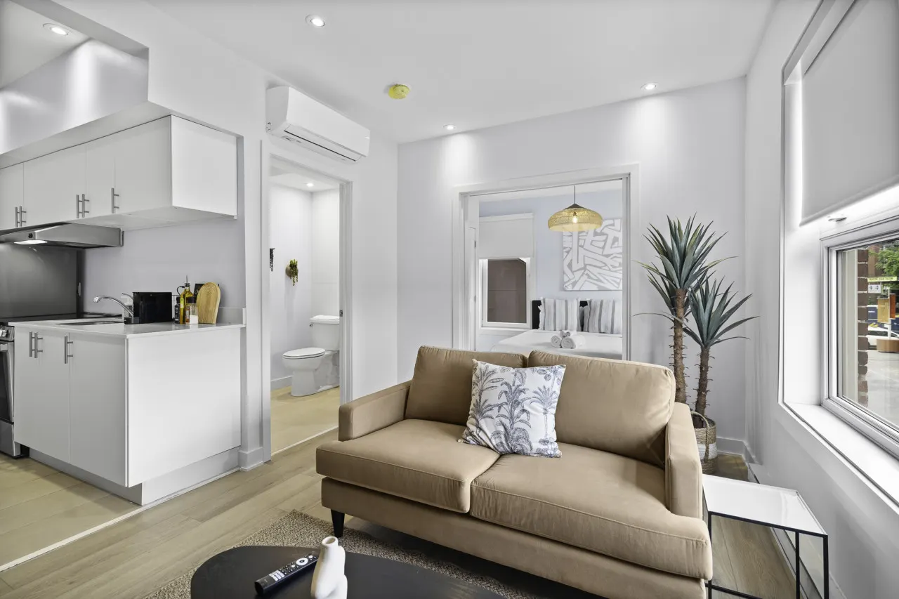 Little Italy - Stylish 1-Bedroom Haven by Jean Talon Market - Unit 3 4