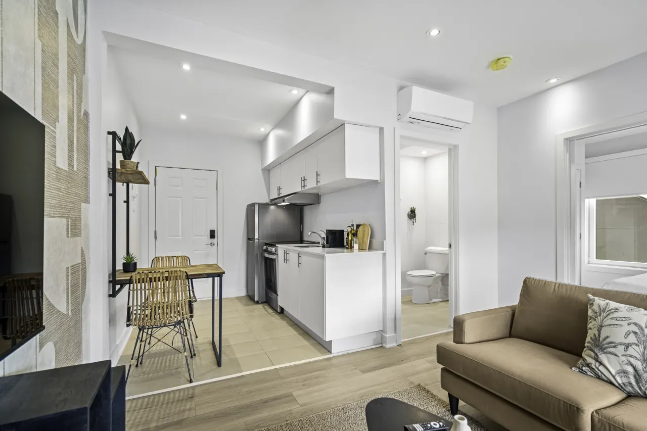 Little Italy - Stylish 1-Bedroom Haven by Jean Talon Market - Unit 3 5