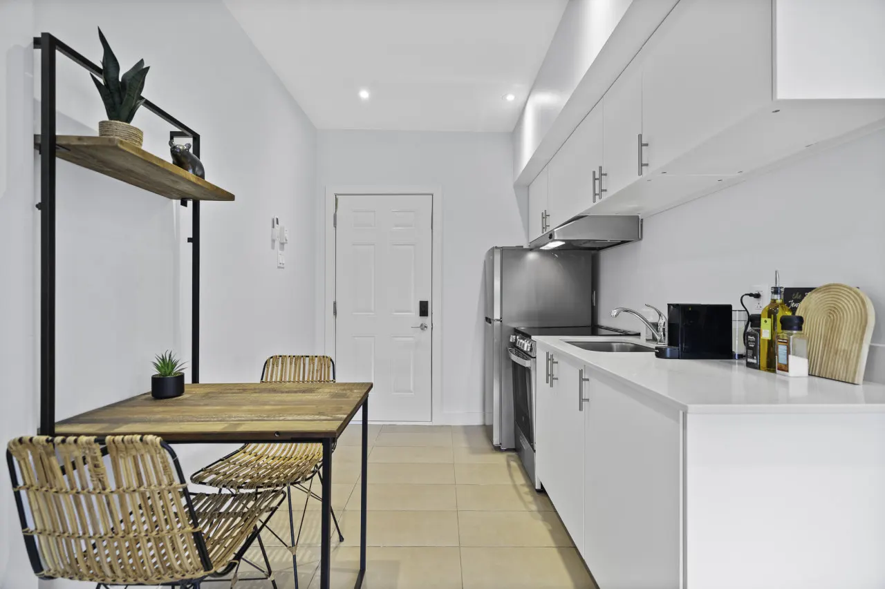 Little Italy - Stylish 1-Bedroom Haven by Jean Talon Market - Unit 3 6