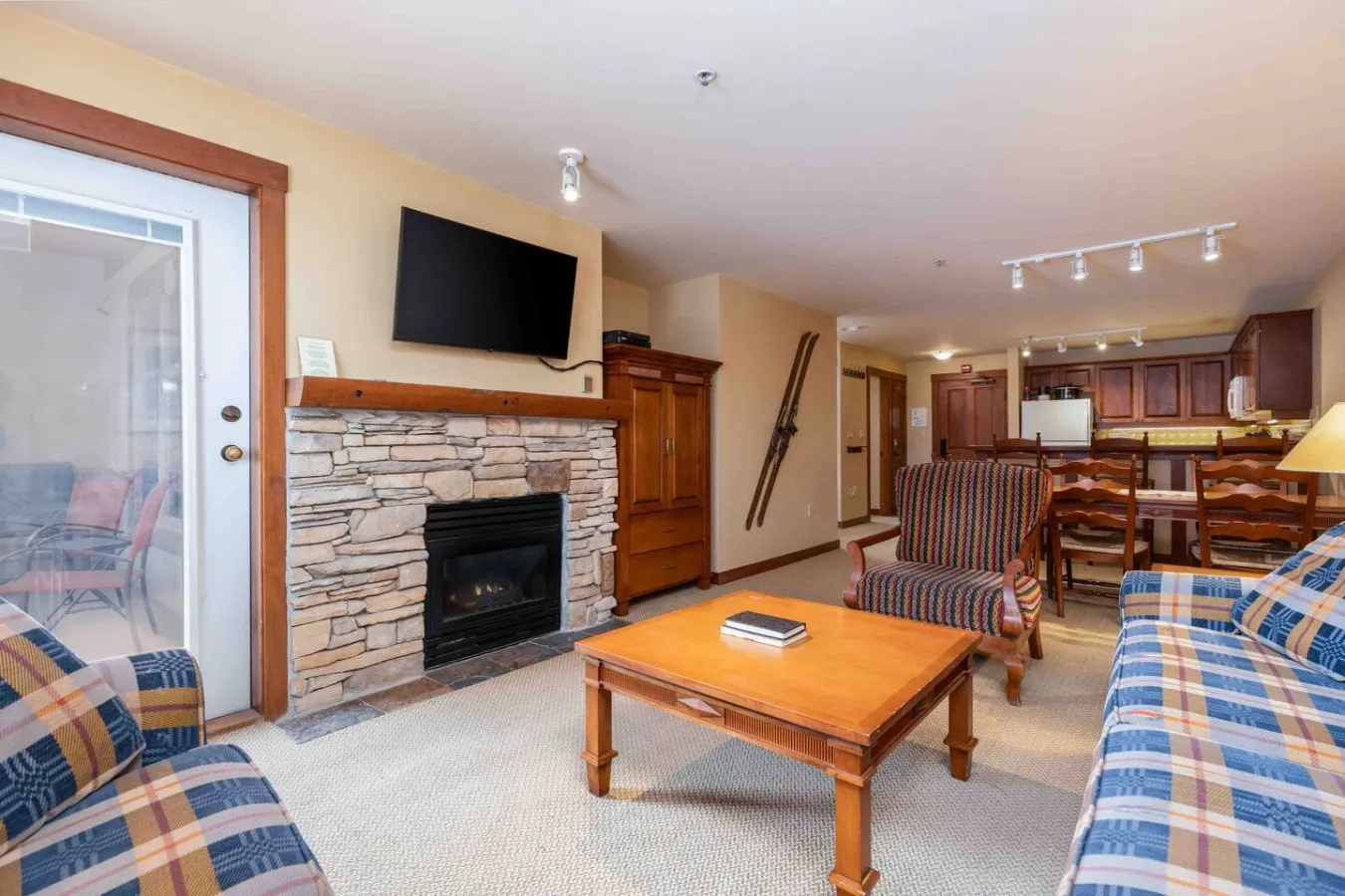 Powderhorn Suite-Ski/Out, Hot Tub w/ Mountain View — photo 2