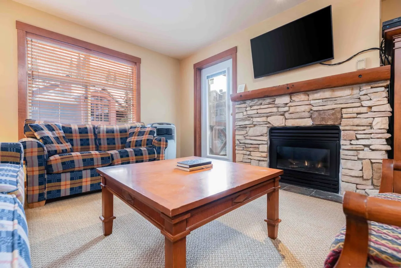 Powderhorn Suite-Ski/Out, Hot Tub w/ Mountain View — photo 3