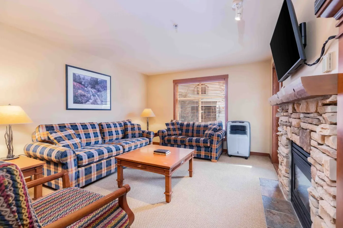 Powderhorn Suite-Ski/Out, Hot Tub w/ Mountain View — photo 4