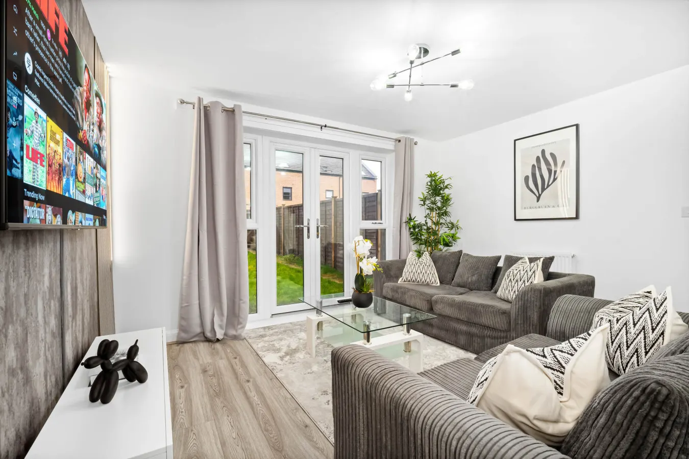 Charming 2-Bedroom Home with Garden & Driveway Parking 10