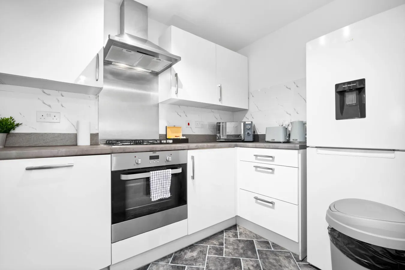 Charming 2-Bedroom Home with Garden & Driveway Parking 14