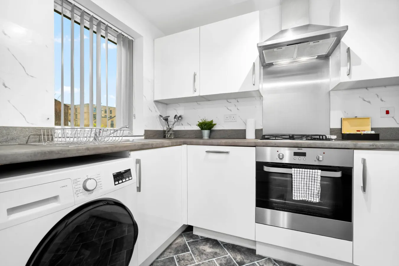 Charming 2-Bedroom Home with Garden & Driveway Parking 3