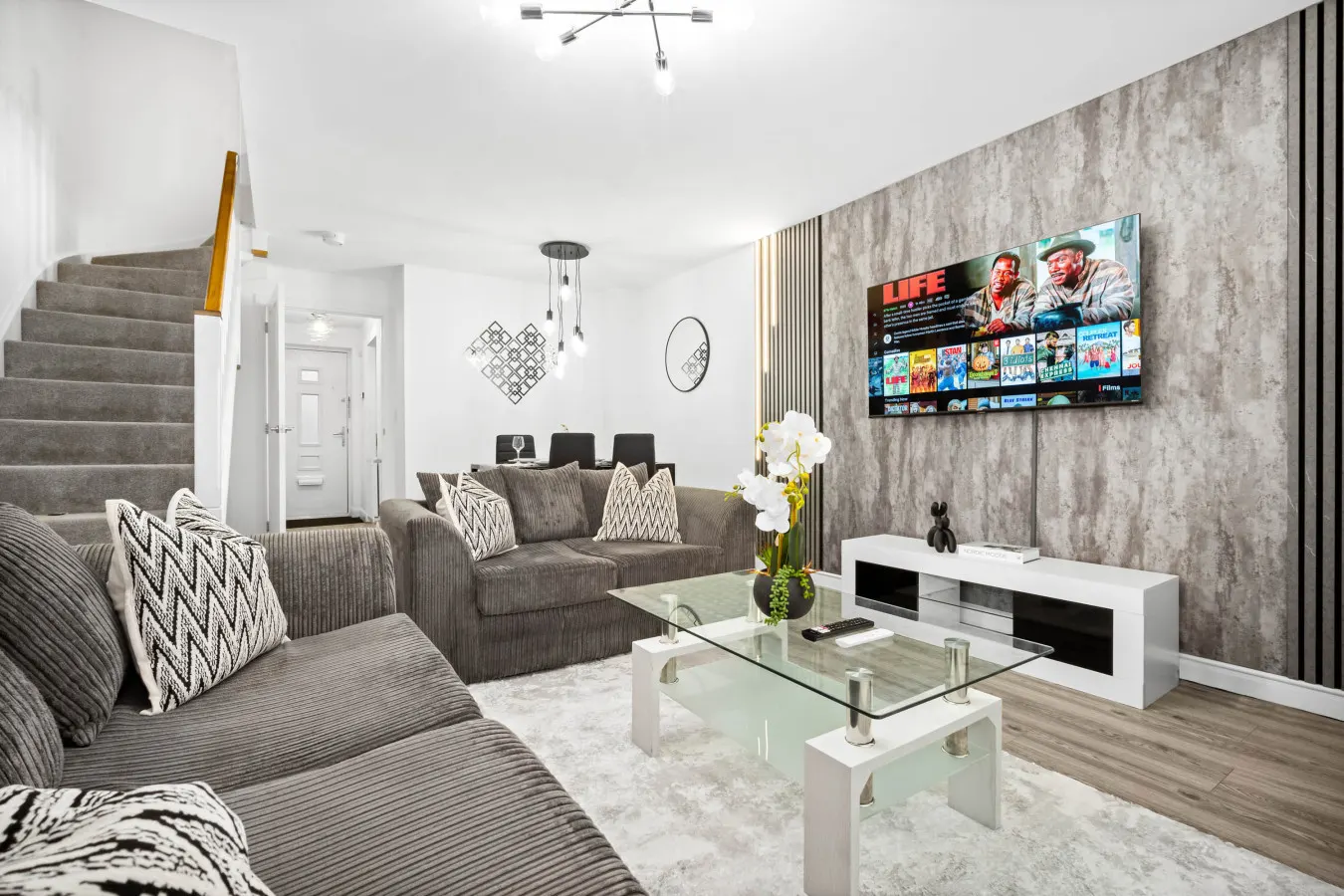 Charming 2-Bedroom Home with Garden & Driveway Parking 8