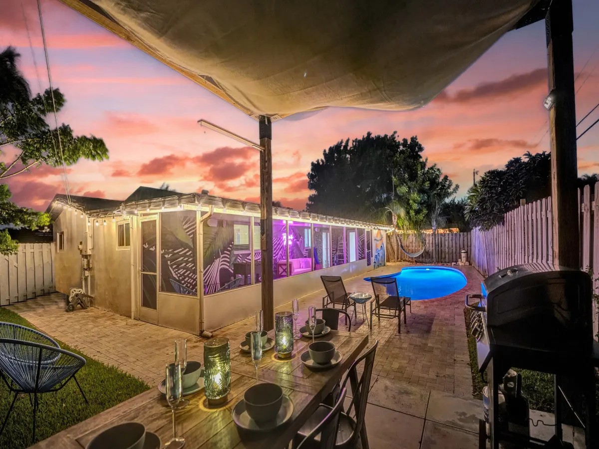 Beachside Haven with Pool & BBQ. 6 min to Beach 2